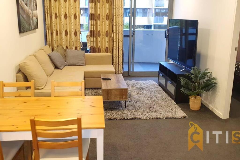 Apartment Delight In Dickson -2bd 2bth 2csp